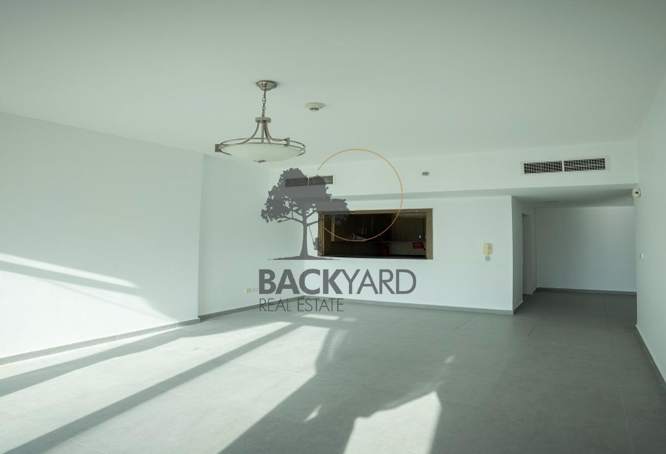 WELL MAINTAINED | BRIGHT LIVING AREA | PREMIUM photo 2