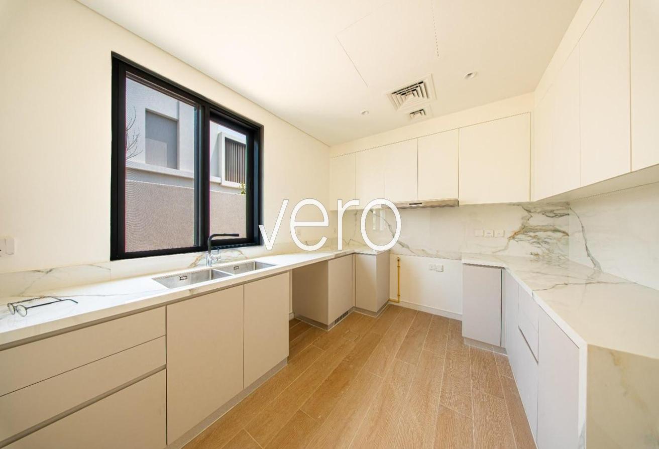 End Unit | Landscaped | Close to the park photo 6
