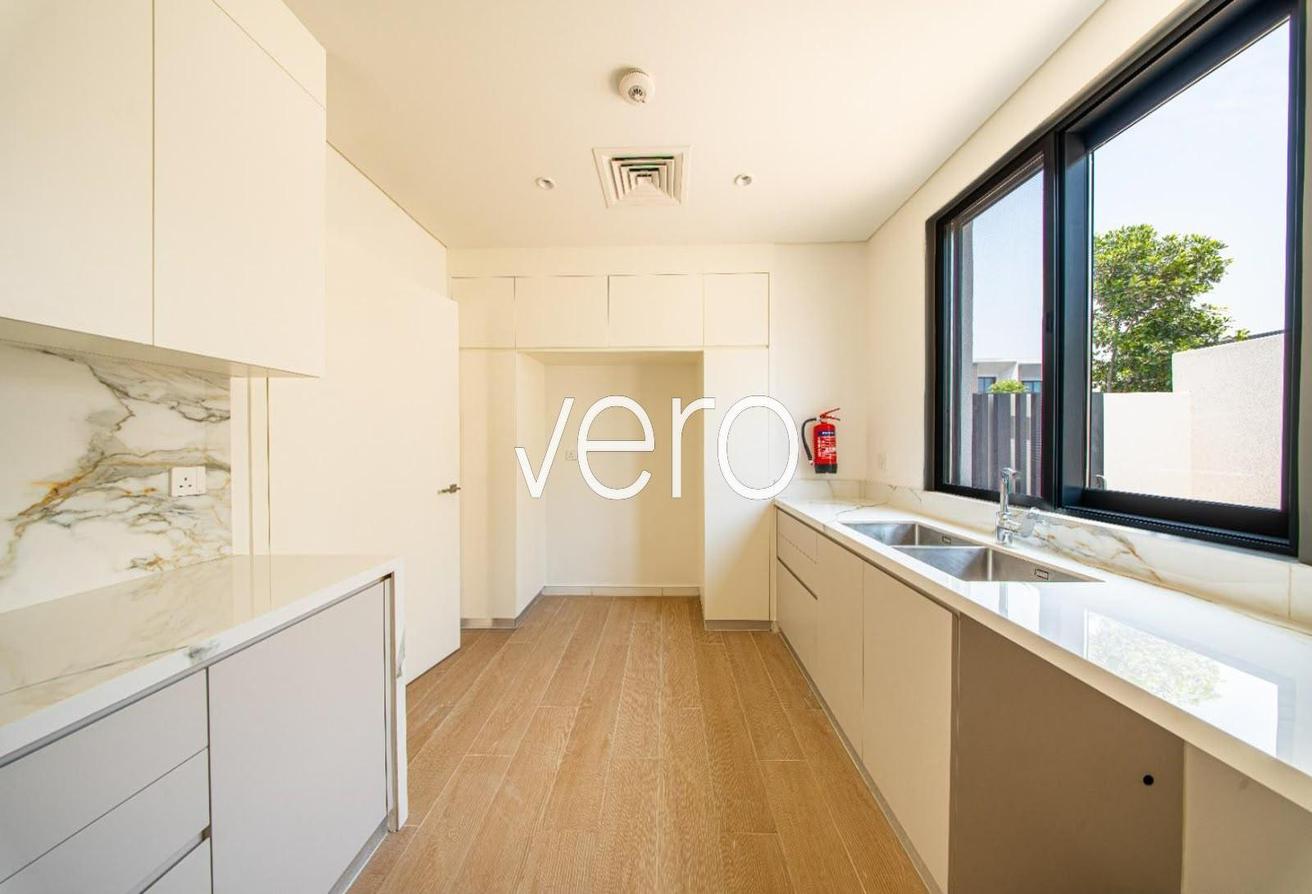 End Unit | Landscaped | Close to the park photo 5