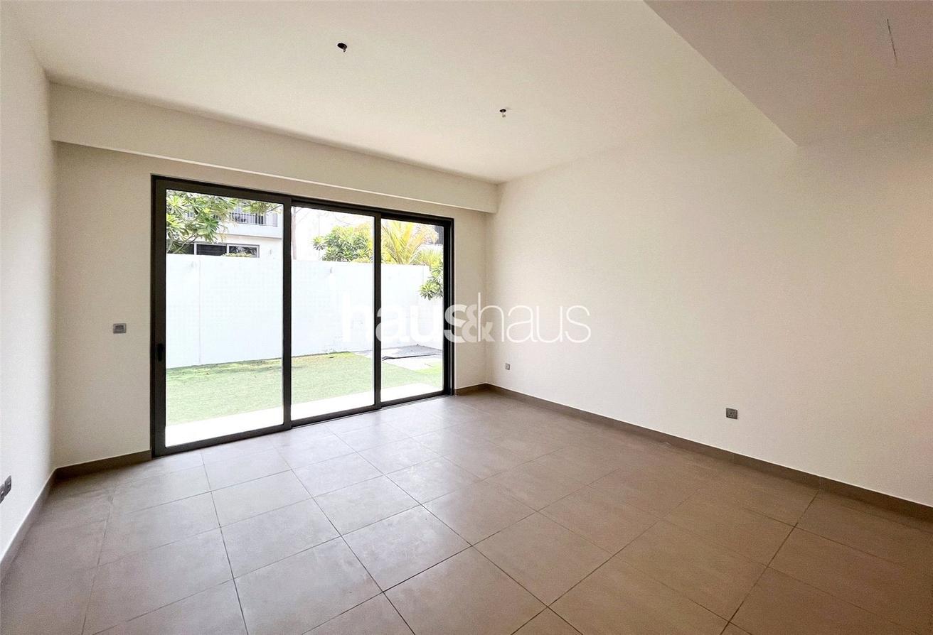 Next to Pool and Gym | 3 Bed + Maids | Huge Plot photo 4