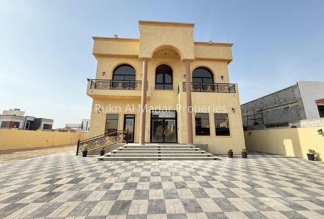 Huge Plot With Service Block And Huge Hall