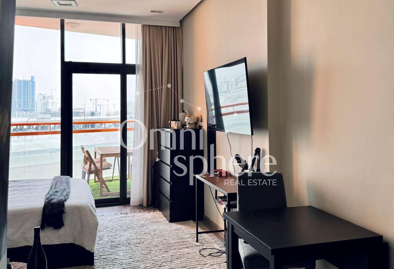 WELL FURNISHED | HUGE LAYOUT | PRIME LOCATION photo 3