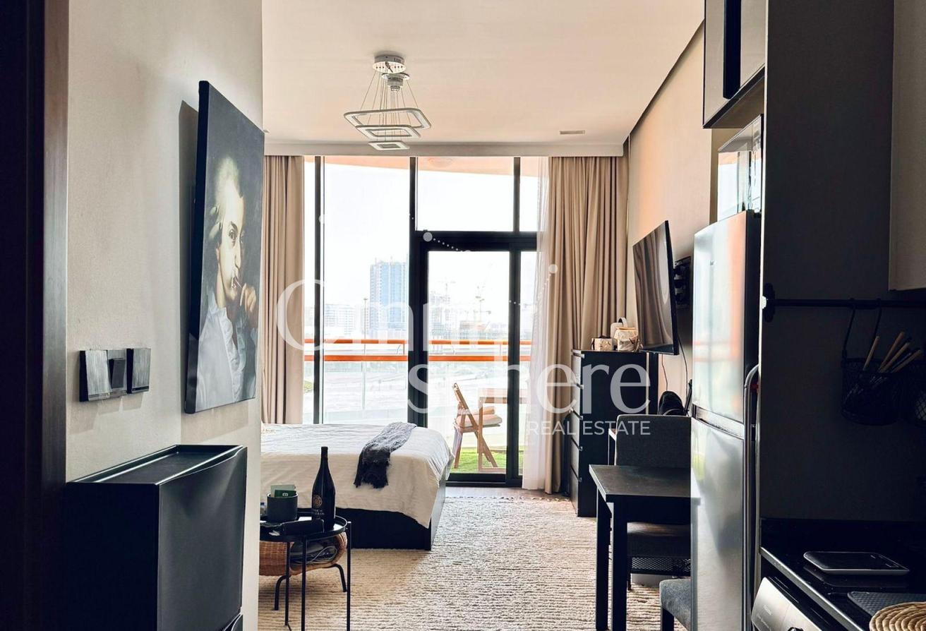 WELL FURNISHED | HUGE LAYOUT | PRIME LOCATION photo 2