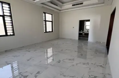 فيلا - 5 غرف نوم - 8 حمامات للايجار في الرقيبة - السيوح - الشارقة