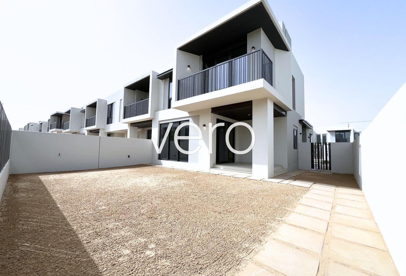 End Unit | Closed Kitchen | Vacant photo 17