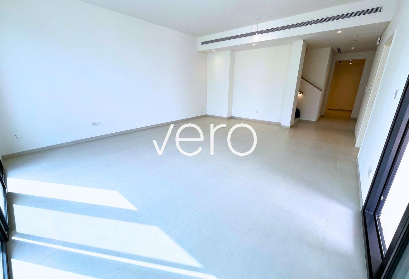 End Unit | Closed Kitchen | Vacant photo 4