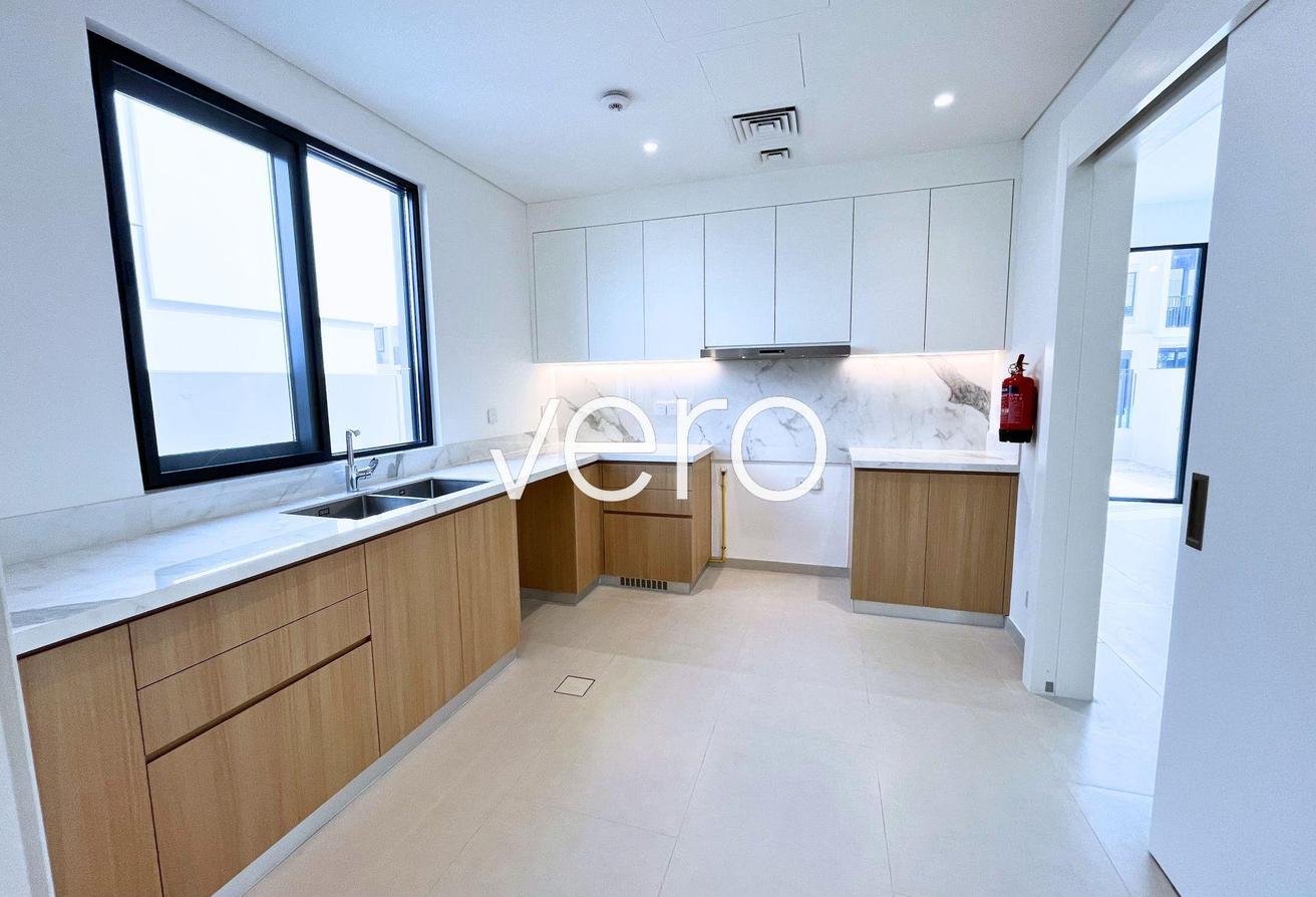 End Unit | Closed Kitchen | Vacant photo 5