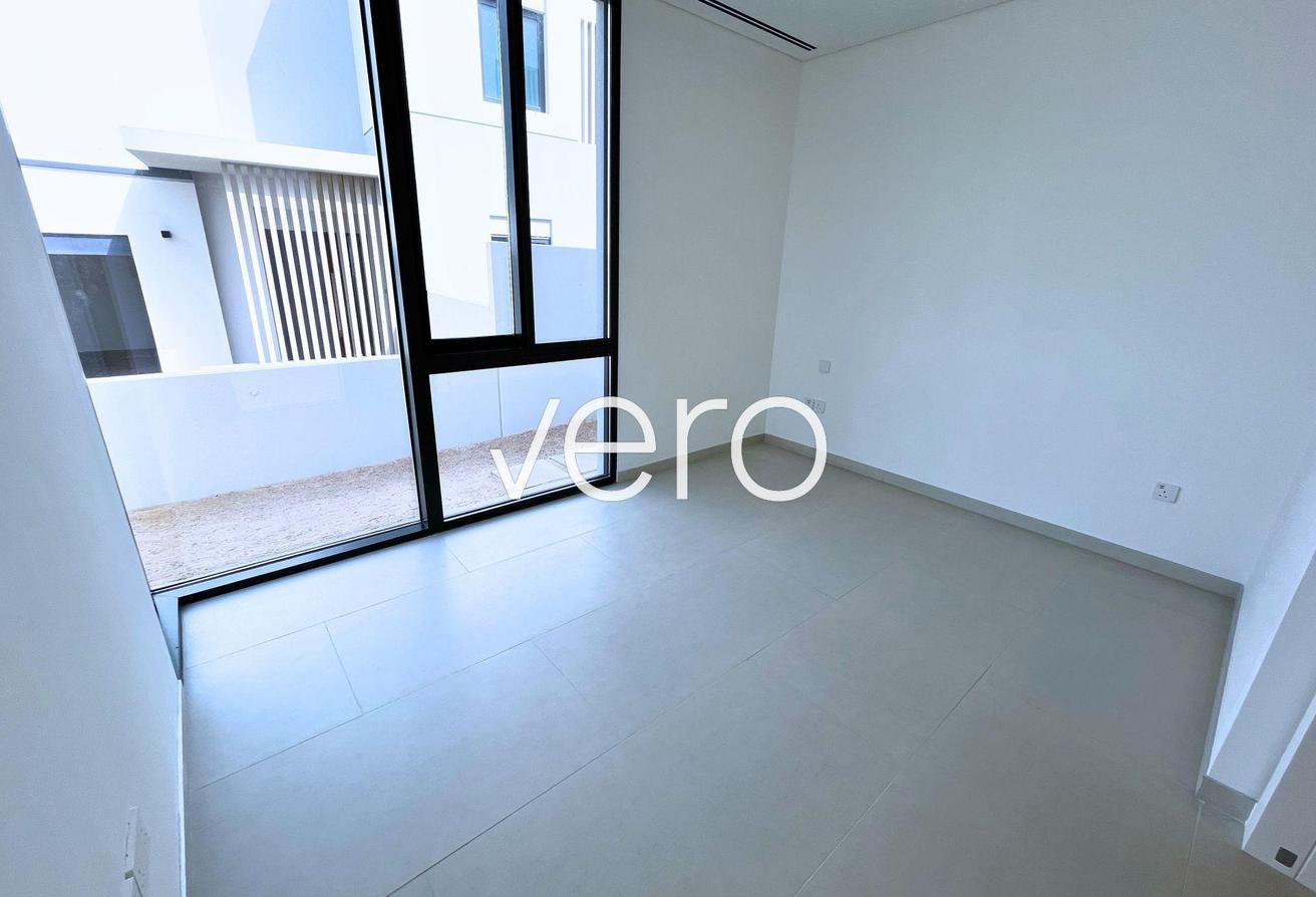 End Unit | Closed Kitchen | Vacant photo 10
