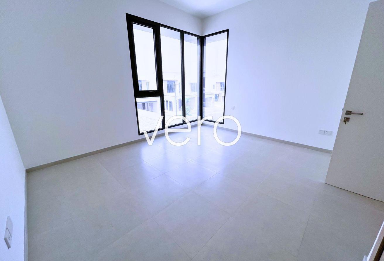 End Unit | Closed Kitchen | Vacant photo 7