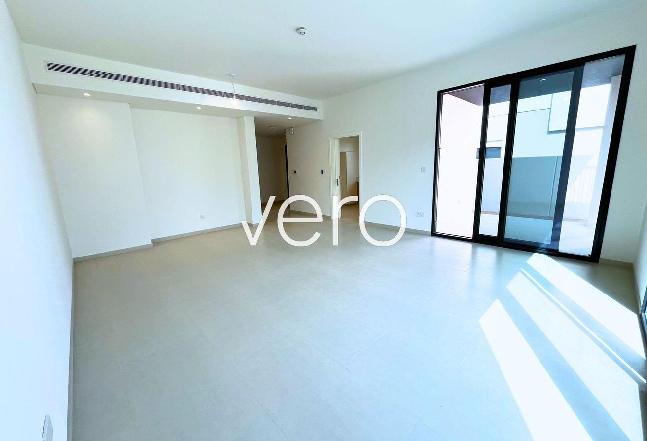 End Unit | Closed Kitchen | Vacant photo 3