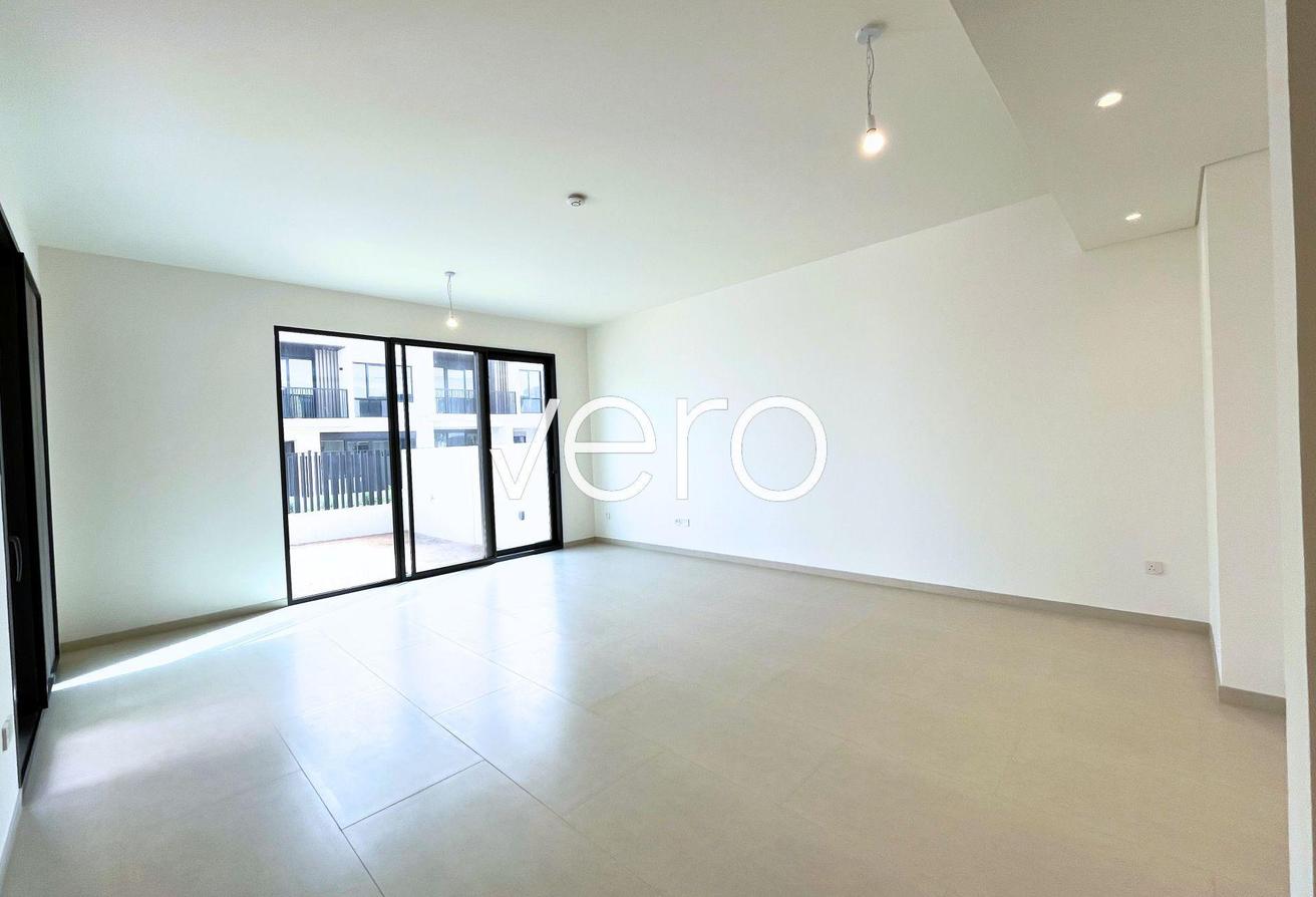 End Unit | Closed Kitchen | Vacant photo 2