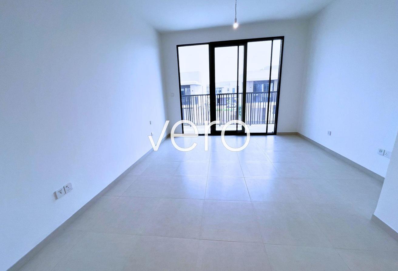 End Unit | Closed Kitchen | Vacant photo 9