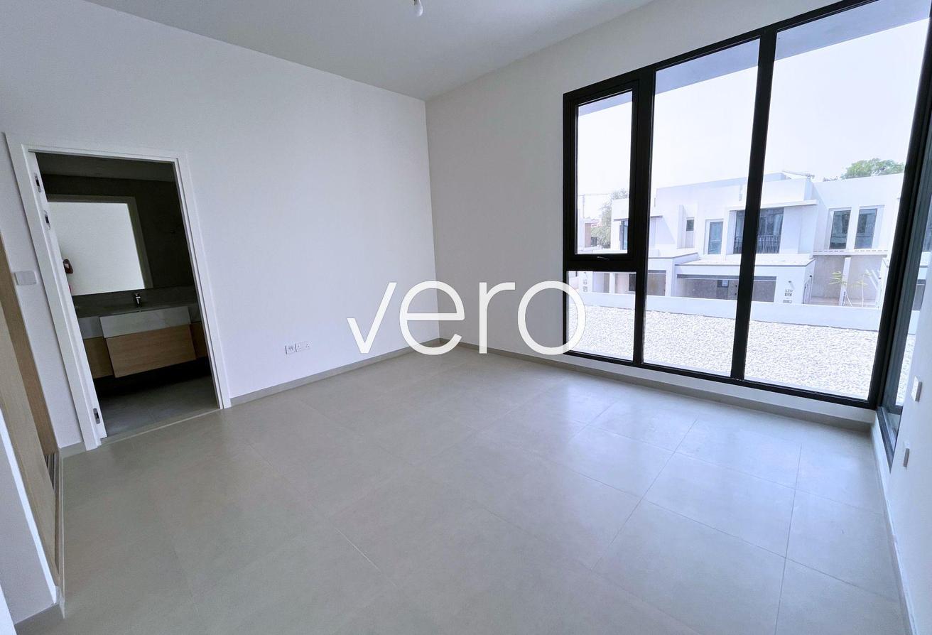End Unit | Closed Kitchen | Vacant photo 8