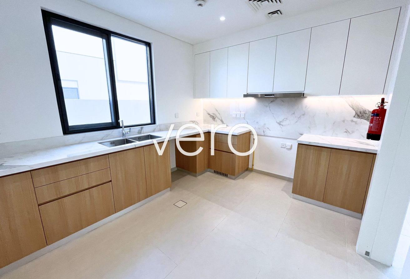 End Unit | Closed Kitchen | Vacant photo 6