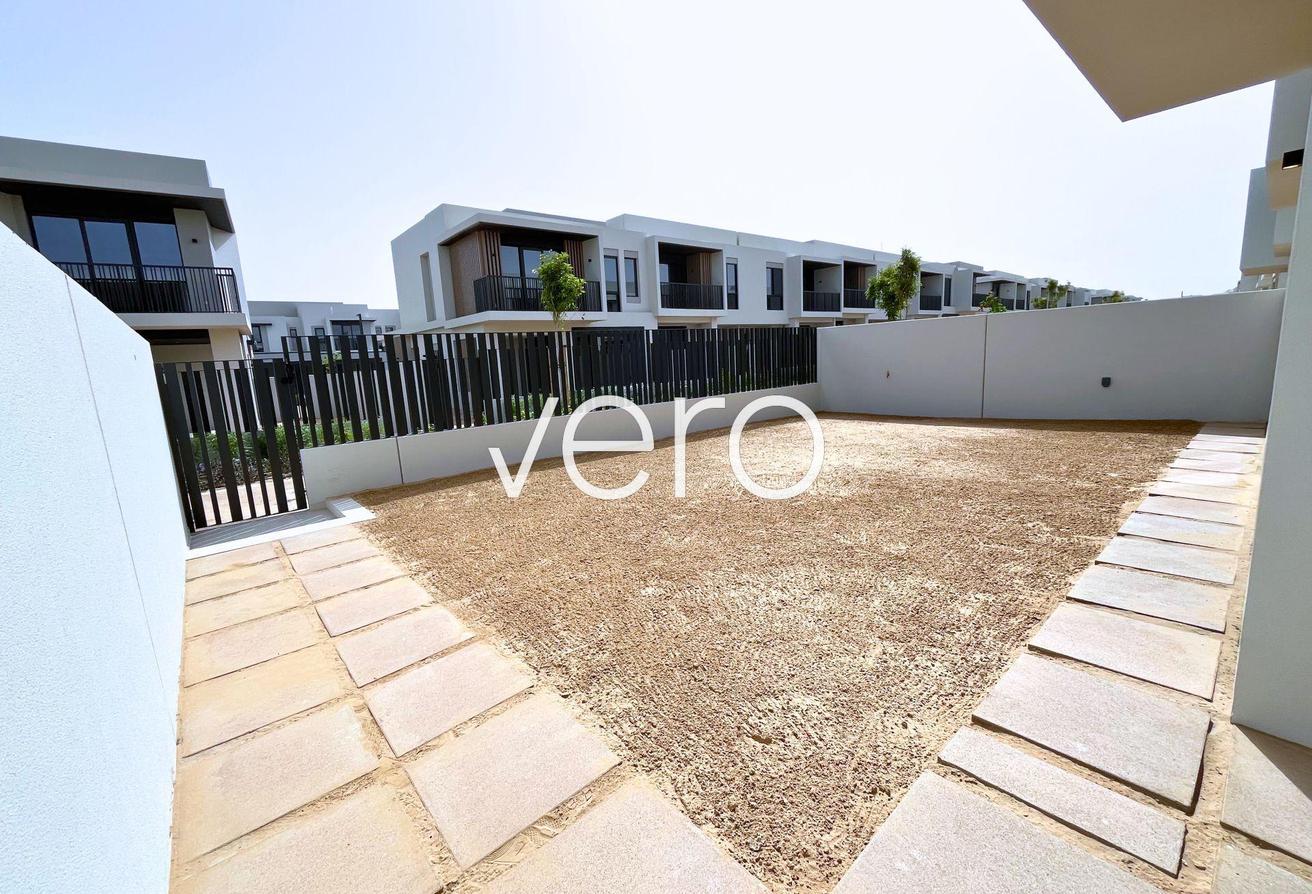 End Unit | Closed Kitchen | Vacant photo 18