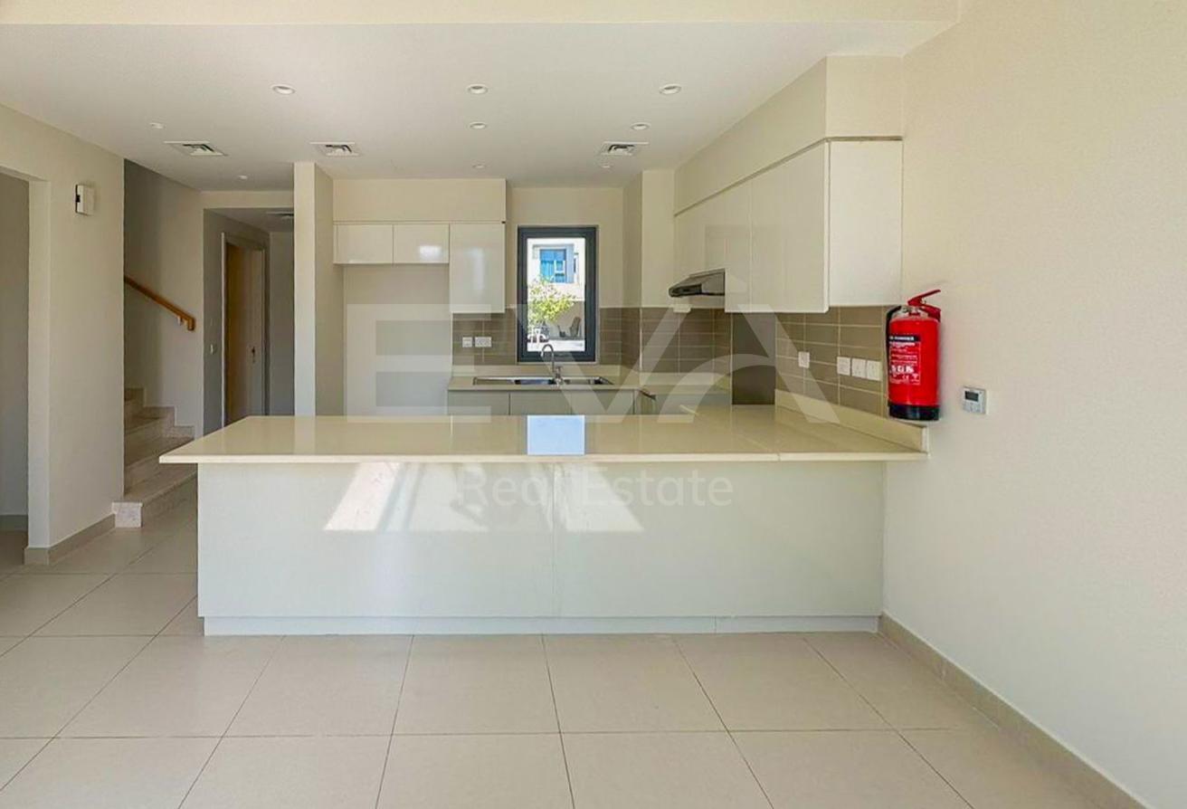 PRIME LOCATION | COMMUNITY VIEW | SPACIOUS LAYOUT photo 4