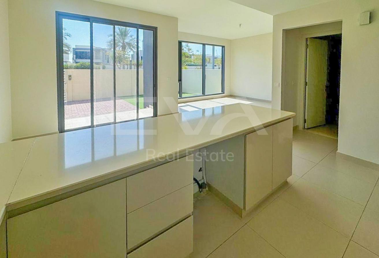 PRIME LOCATION | COMMUNITY VIEW | SPACIOUS LAYOUT photo 5