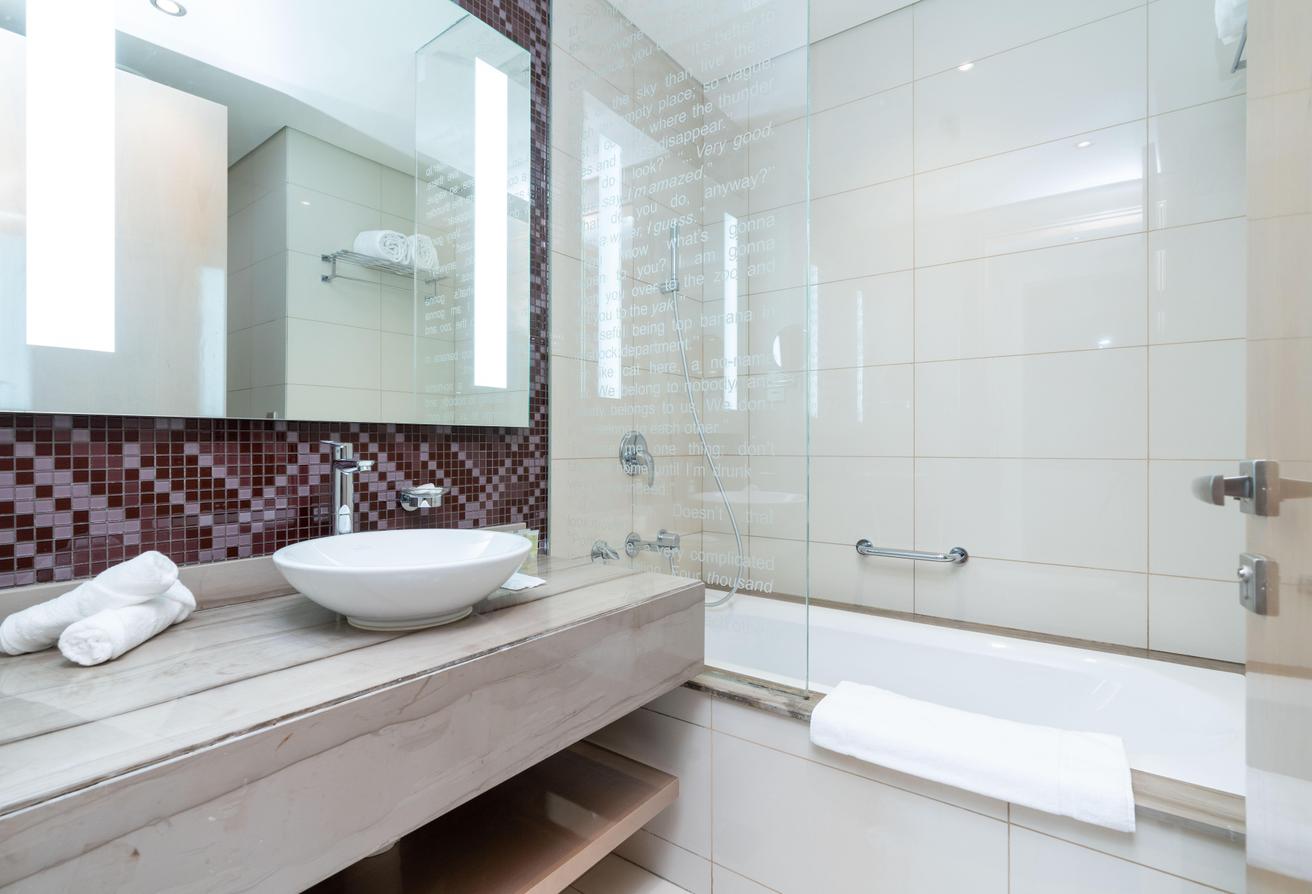 Special Offer 2BR 2BA 64 Floor Apt. Parking photo 6
