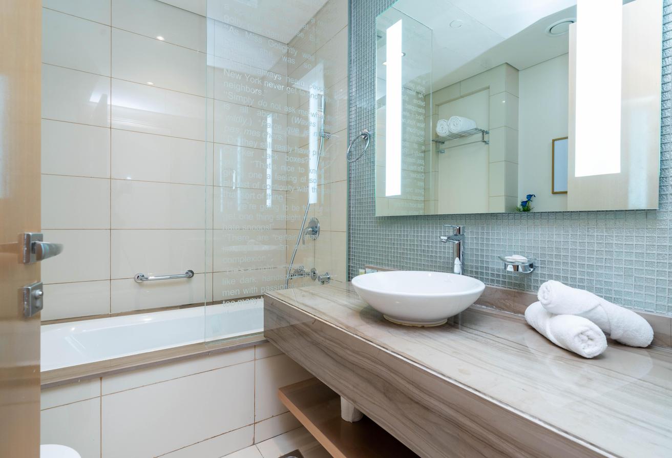 Special Offer 2BR 2BA 64 Floor Apt. Parking photo 7