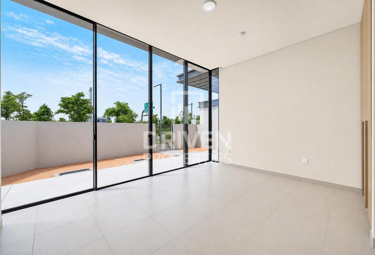 Corner Villa | On the Large Lagoon | Negotiable photo 9