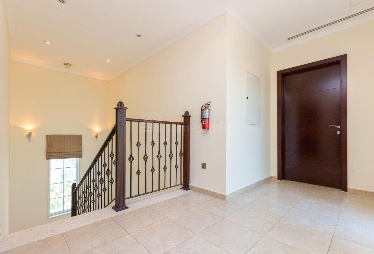 QUIET LOCATION | HUGE PLOT | JUMEIRAH PARK VILLA photo 11