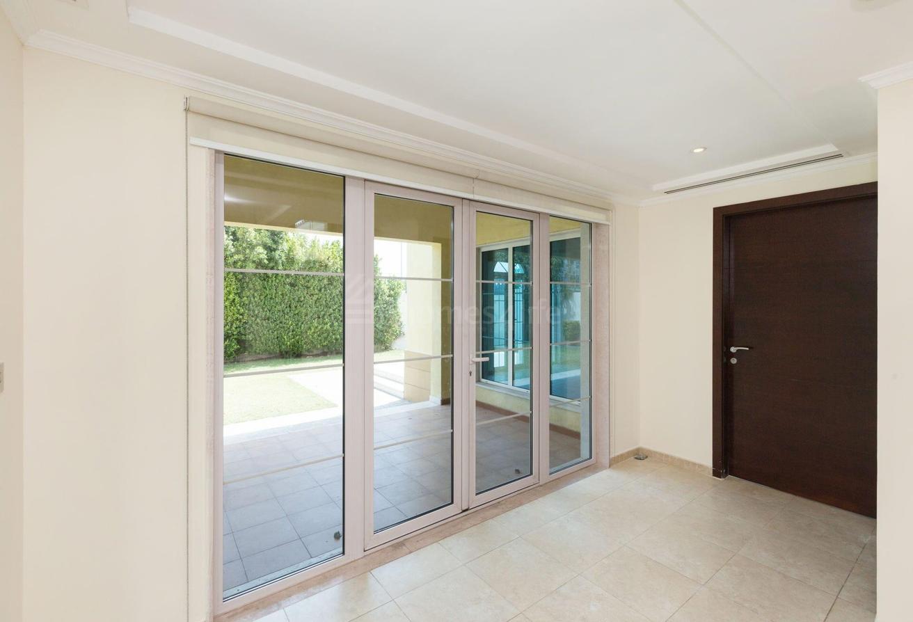 QUIET LOCATION | HUGE PLOT | JUMEIRAH PARK VILLA photo 8