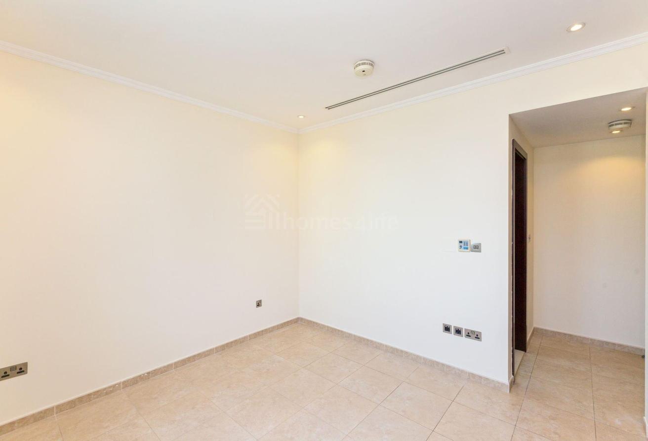QUIET LOCATION | HUGE PLOT | JUMEIRAH PARK VILLA photo 16