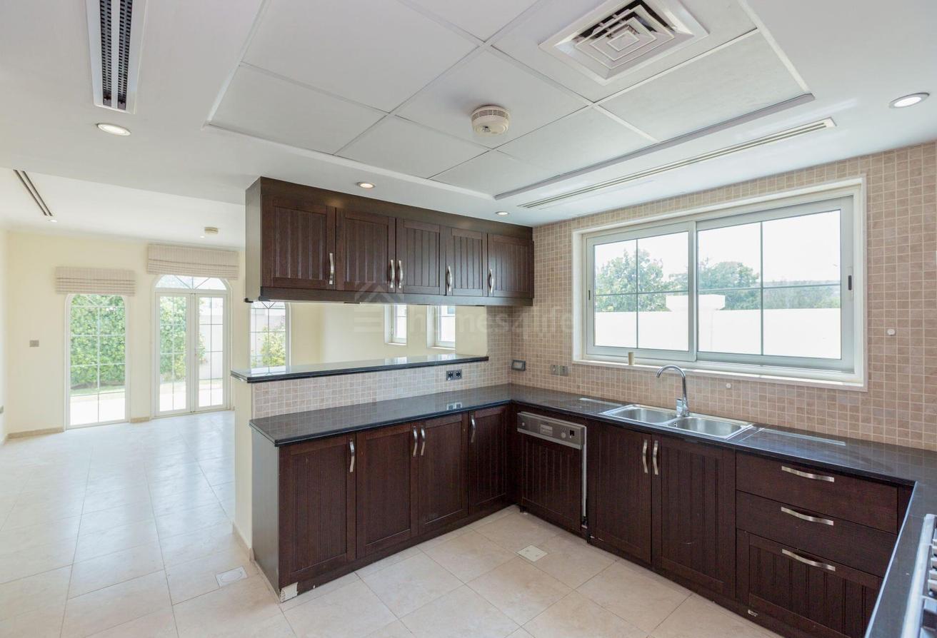 QUIET LOCATION | HUGE PLOT | JUMEIRAH PARK VILLA photo 14