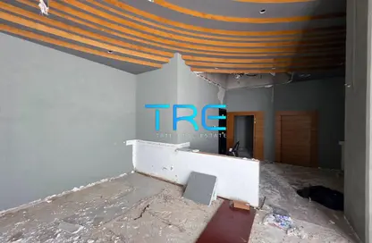 Retail - Studio - 2 Bathrooms for rent in Khalidiya Street - Al Khalidiya - Abu Dhabi