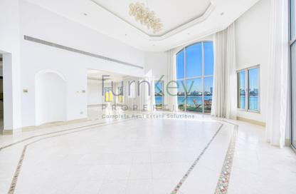 Villa - 4 - 5 for rent in Garden Homes Frond C - Garden Homes - Palm Jumeirah - Dubai