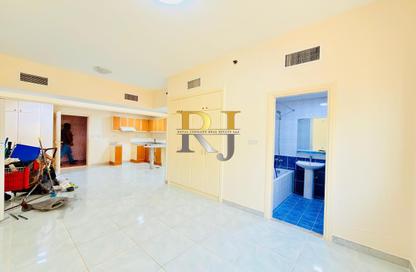 Apartment - Studio - 2 Bathrooms for rent in Mankhool Building - Mankhool - Bur Dubai - Dubai