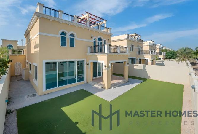 فيلا واسعة بأربع غرف نوم | مسبح خاص | جميرا بارك