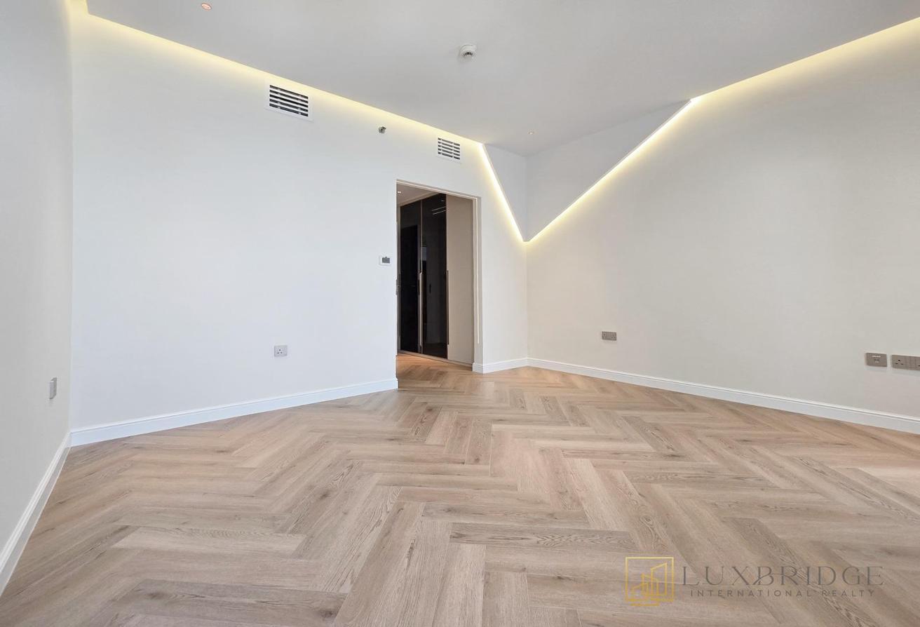 Vacant | Unfurnished | Sea View photo 10