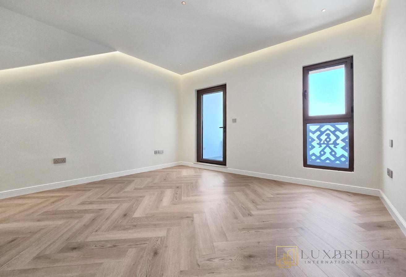 Vacant | Unfurnished | Sea View photo 8