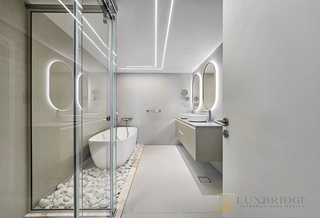 Vacant | Unfurnished | Sea View photo 16