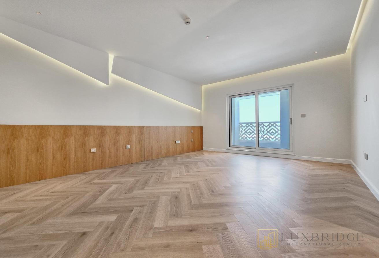 Vacant | Unfurnished | Sea View photo 14