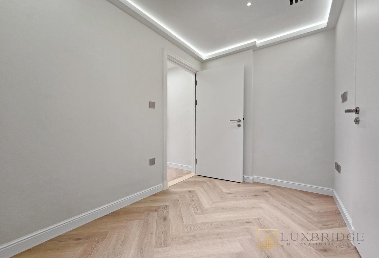 Vacant | Unfurnished | Sea View photo 12