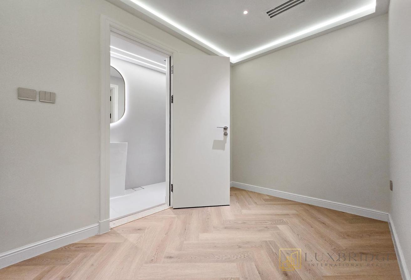 Vacant | Unfurnished | Sea View photo 13