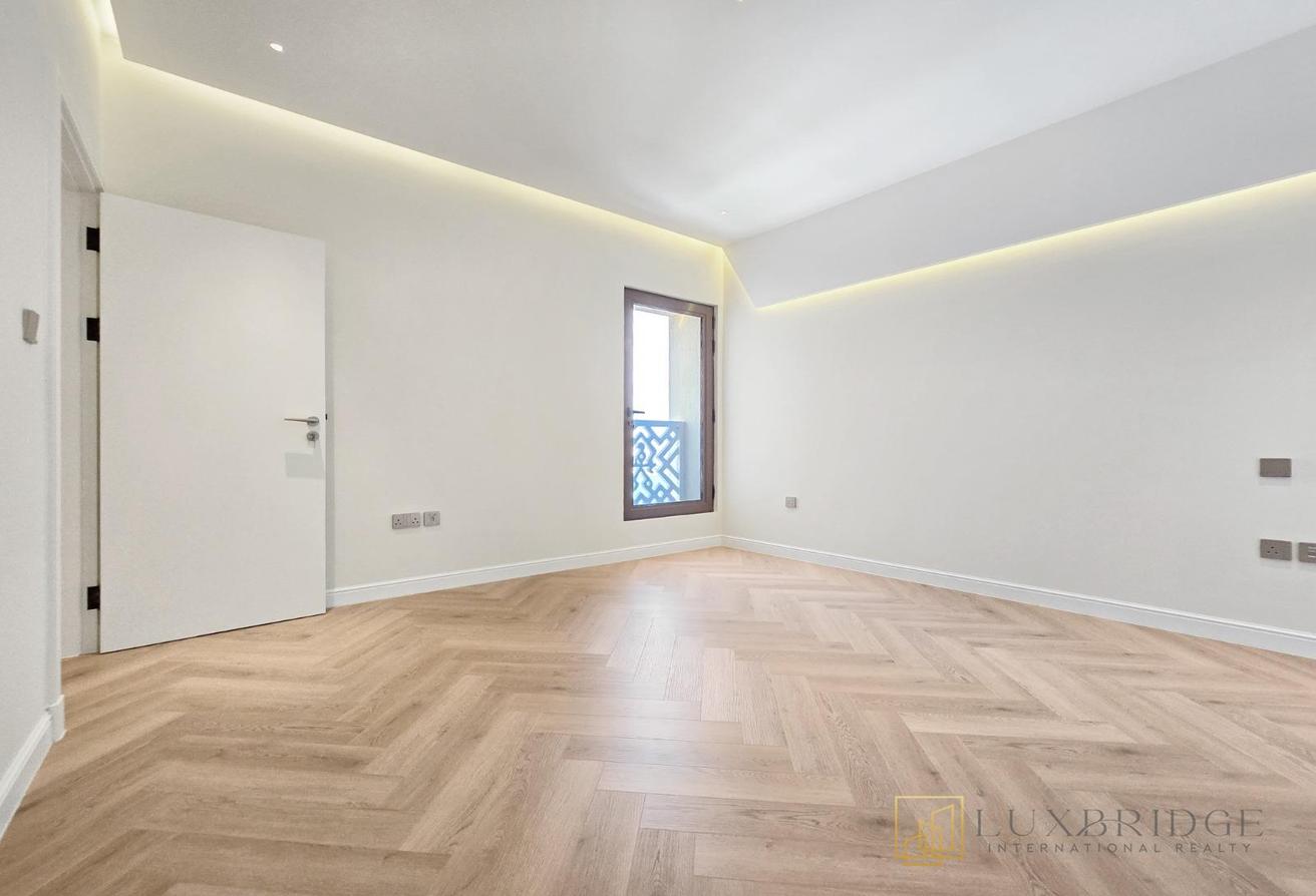 Vacant | Unfurnished | Sea View photo 9