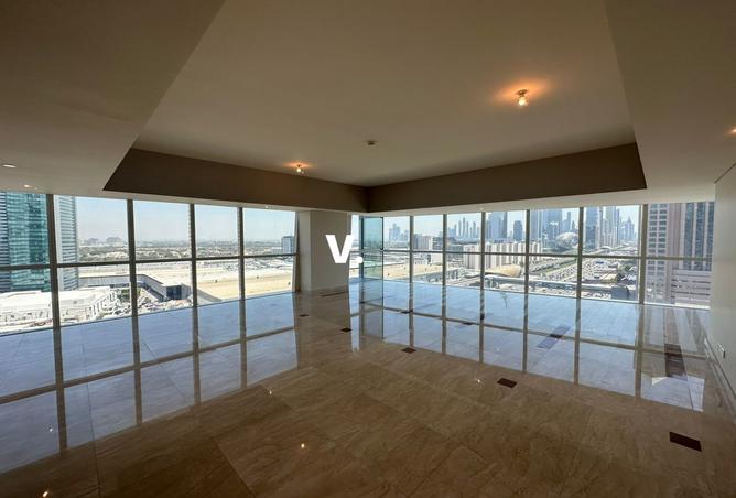 Amazing Huge layout |2 Parking| Close to Metro