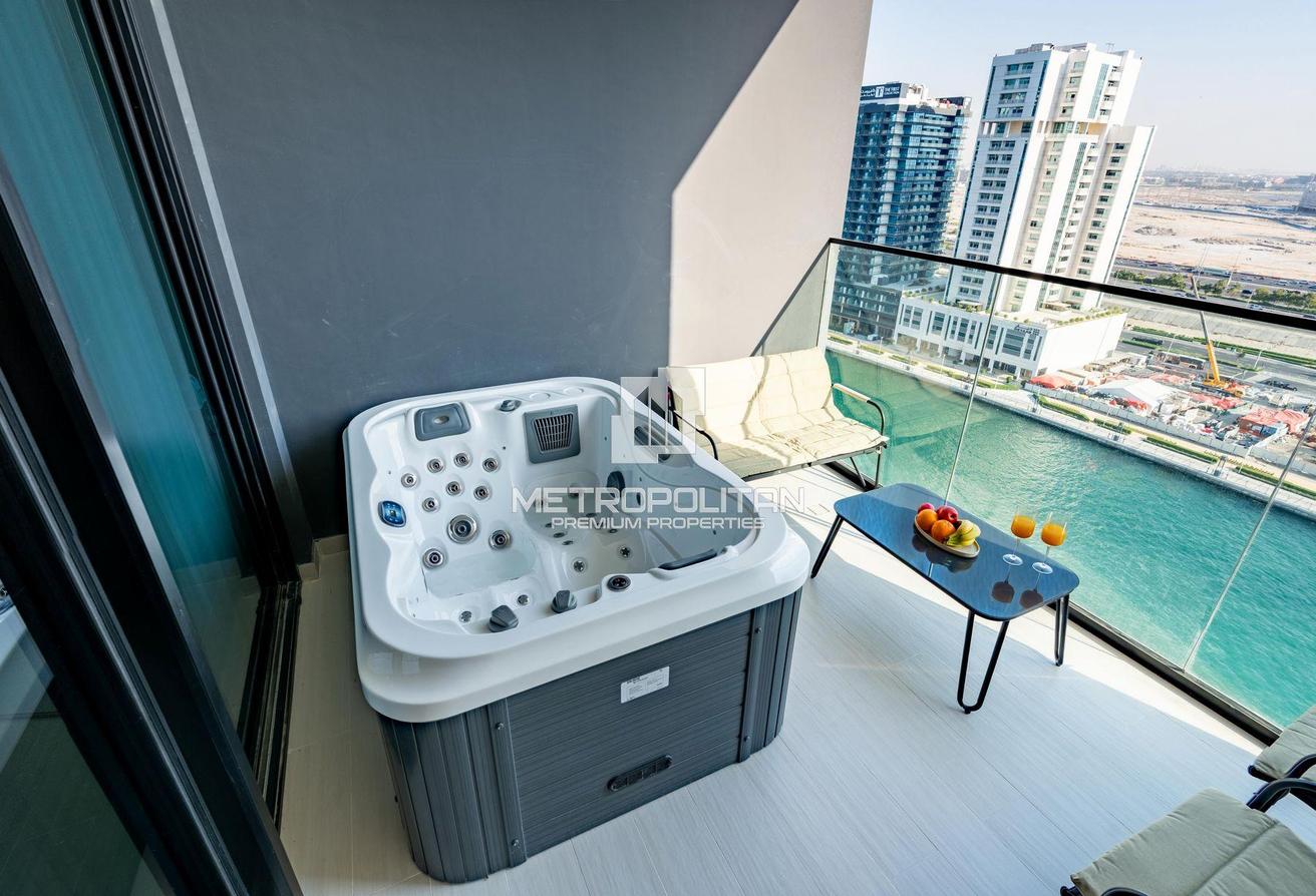 12 Cheques | Balcony Jacuzzi | Canal View | Luxury photo 5