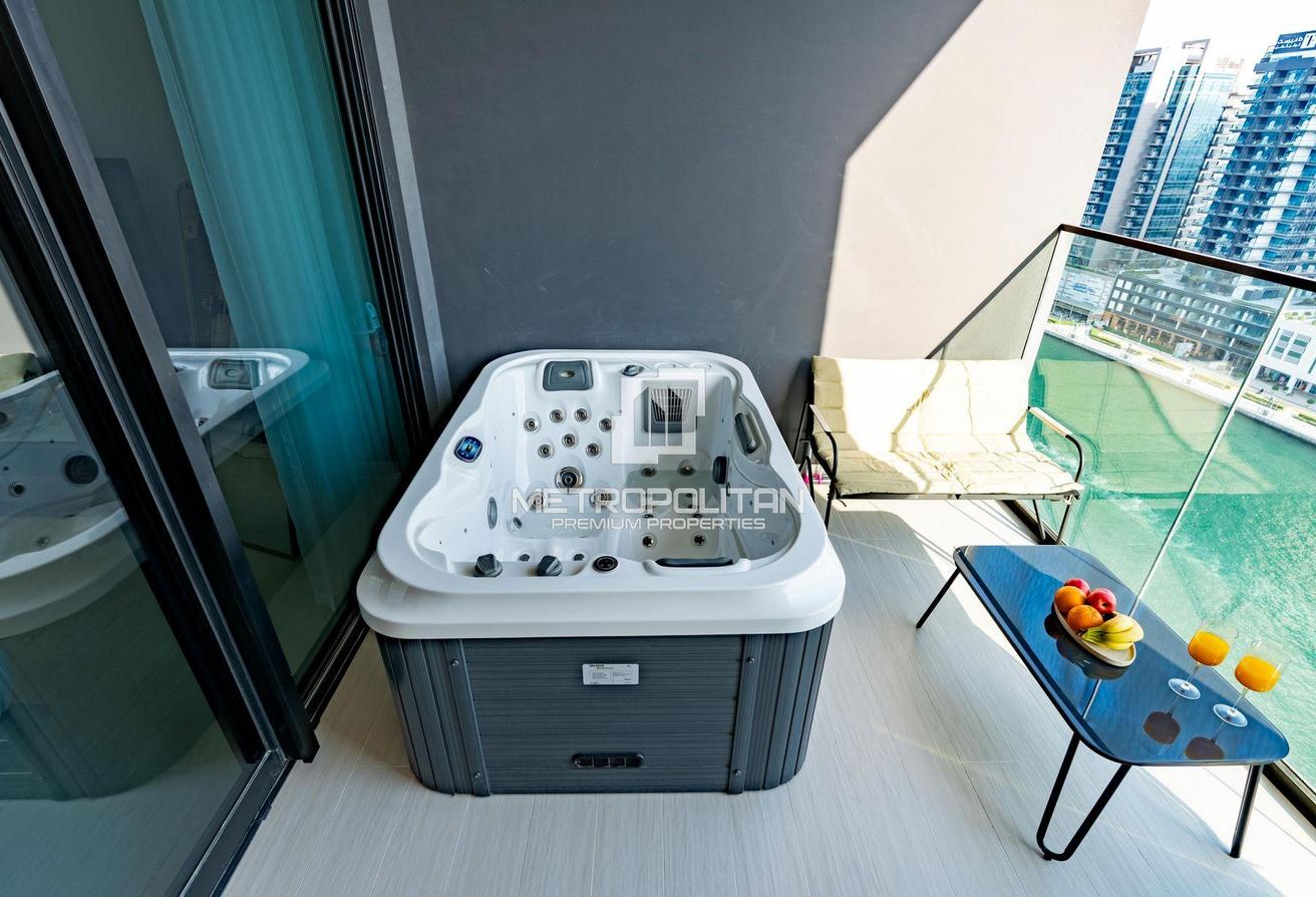 12 Cheques | Balcony Jacuzzi | Canal View | Luxury photo 4