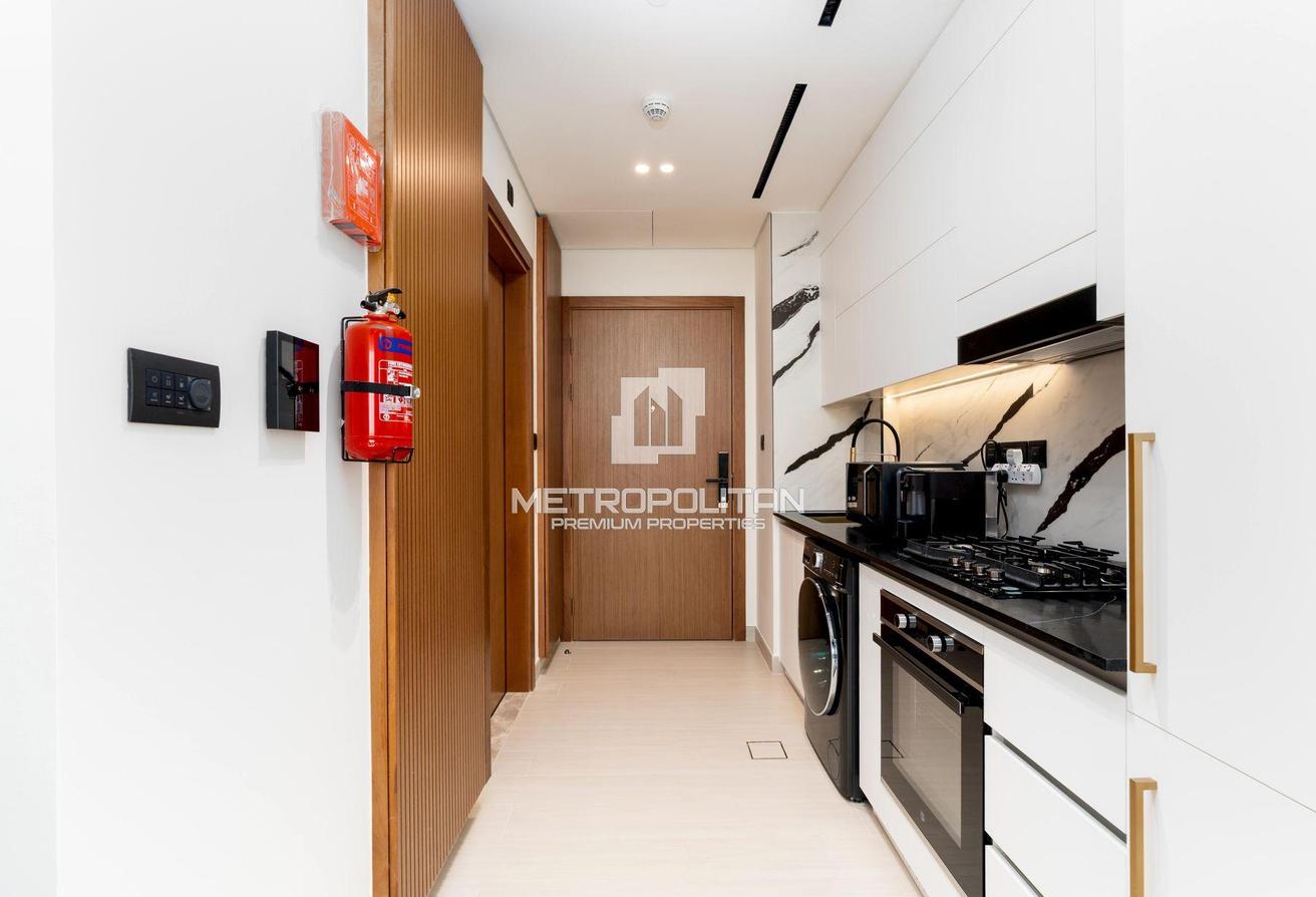 12 Cheques | Balcony Jacuzzi | Canal View | Luxury photo 18