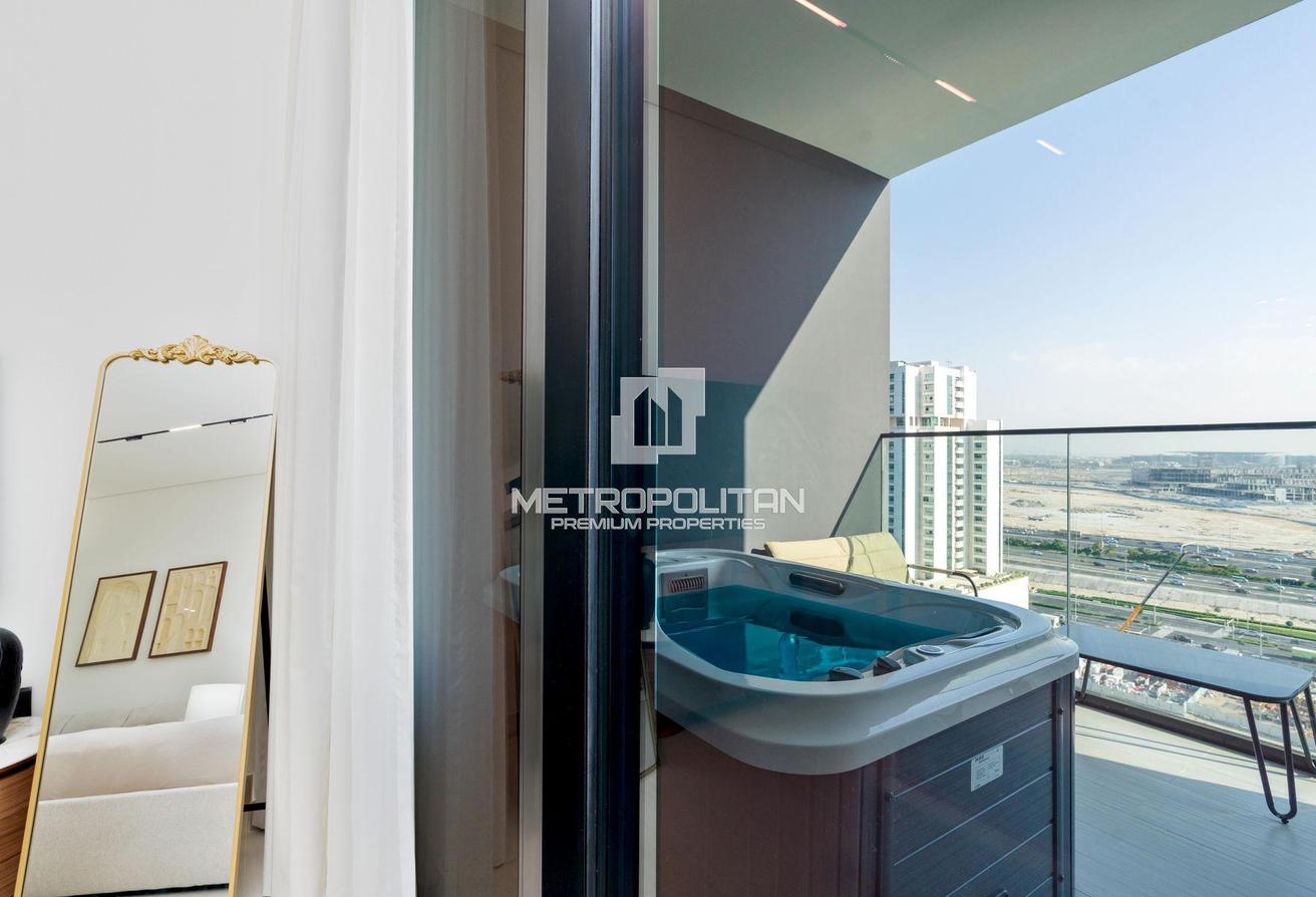 12 Cheques | Balcony Jacuzzi | Canal View | Luxury photo 3