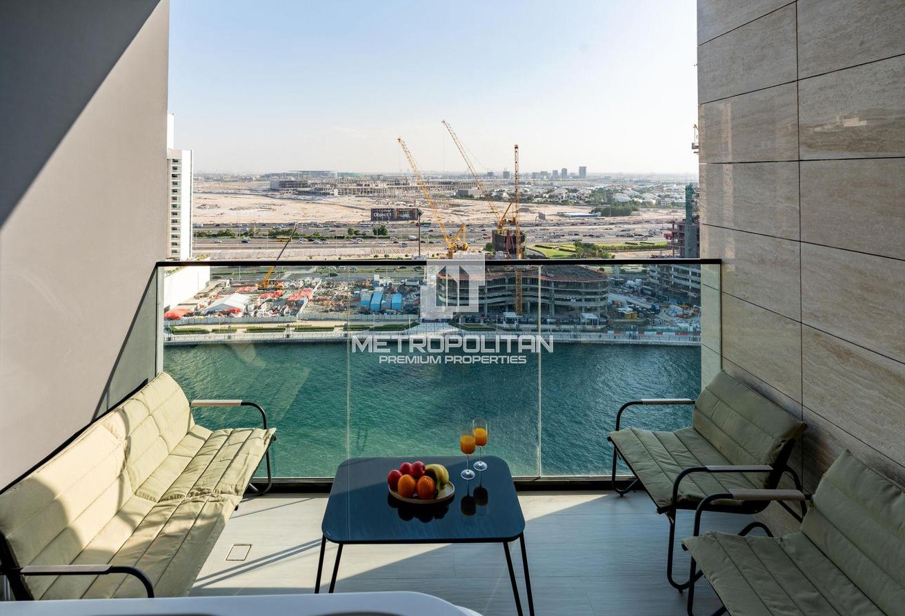 12 Cheques | Balcony Jacuzzi | Canal View | Luxury photo 2