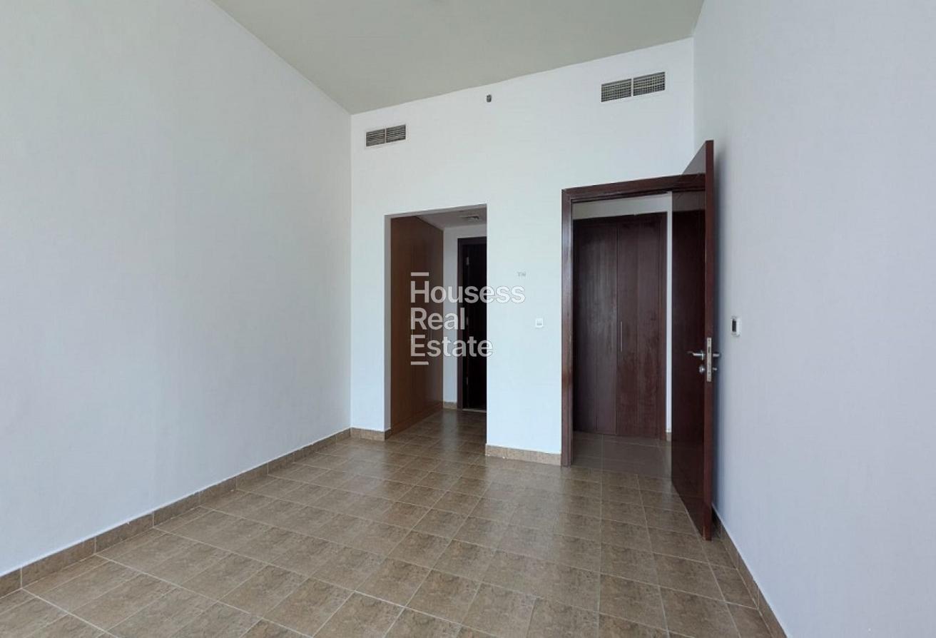 Spacious Layout | Mid Floor | Vacant photo 5