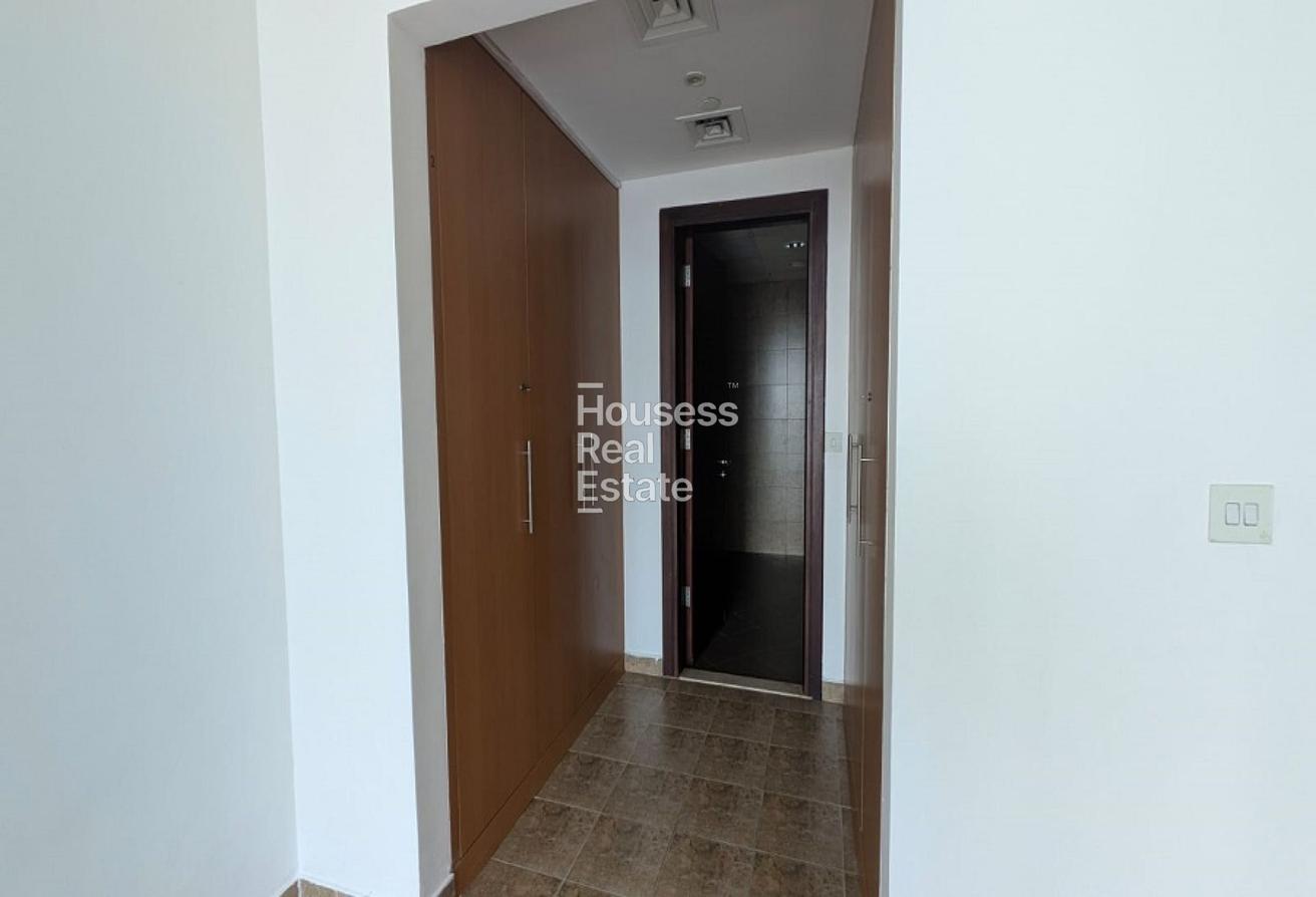 Spacious Layout | Mid Floor | Vacant photo 8