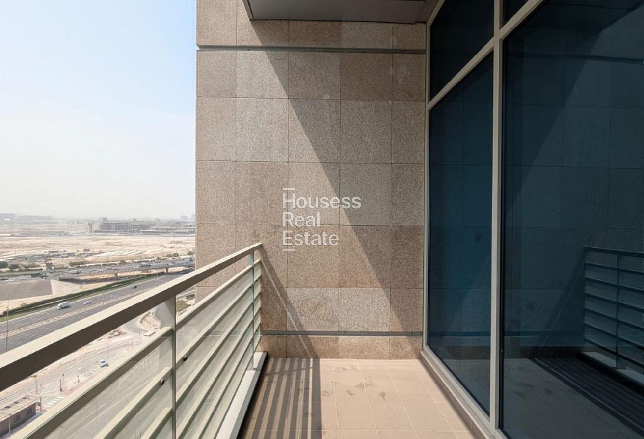 Spacious Layout | Mid Floor | Vacant photo 7