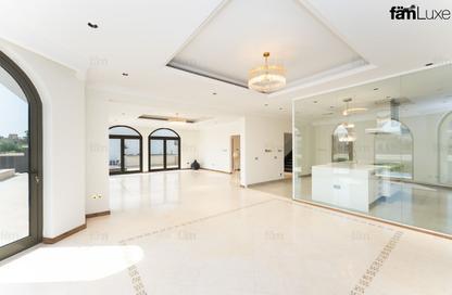 Villa - 4 - 5 for rent in Garden Homes Frond C - Garden Homes - Palm Jumeirah - Dubai