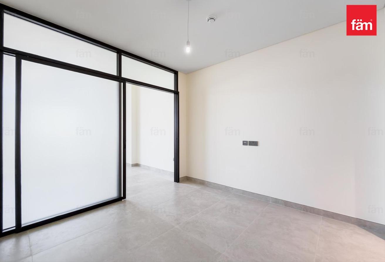 Smart Design | Spacious Layout | Bright photo 13